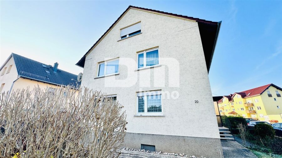 Kompakte Dreizimmer DG Wohnung in gepflegtem Dreifamilienhaus in gesuchter Lage - Frontansicht Titel